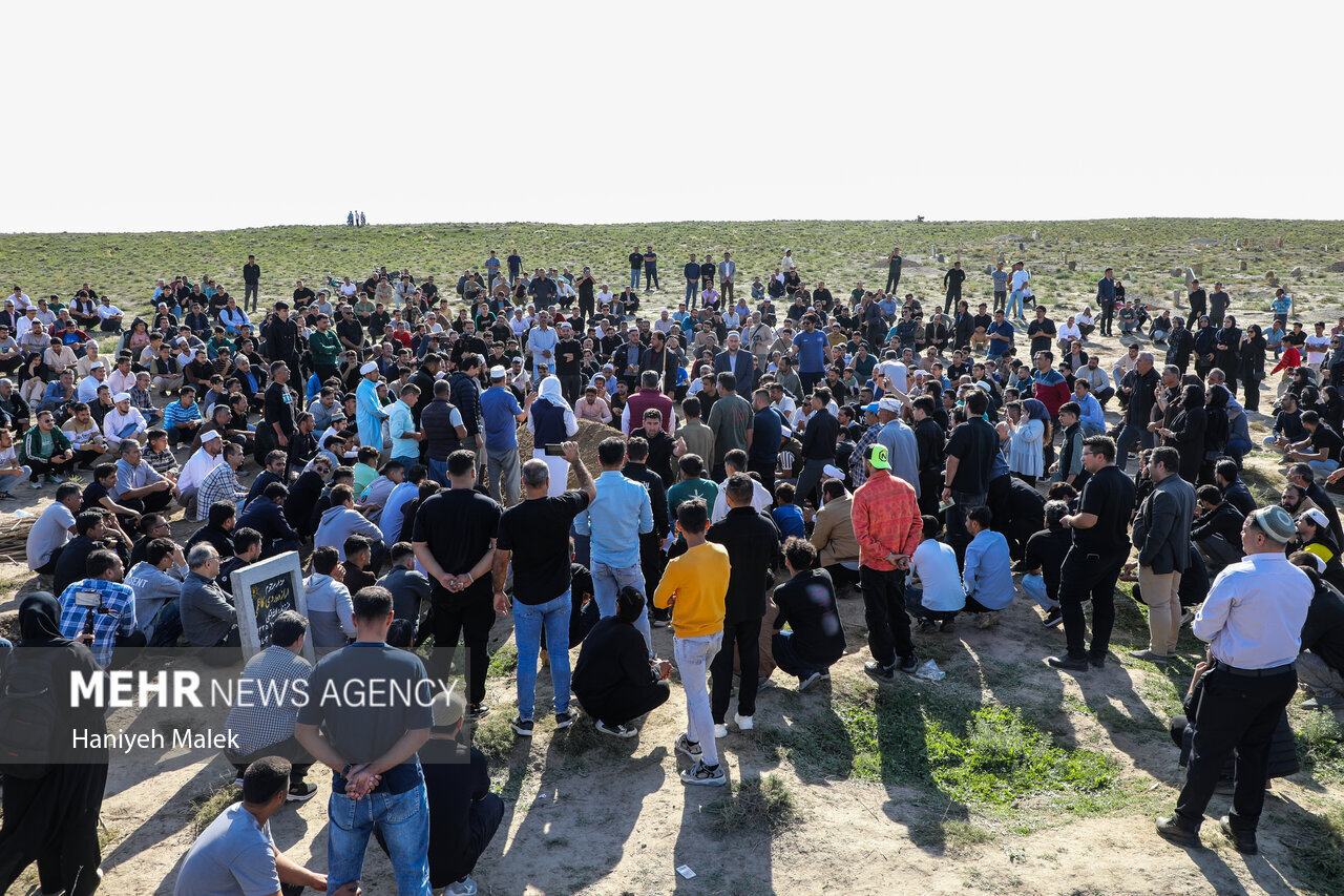 تصاویر مراسم خاکسپاری صابر کاظمی در زادگاهش