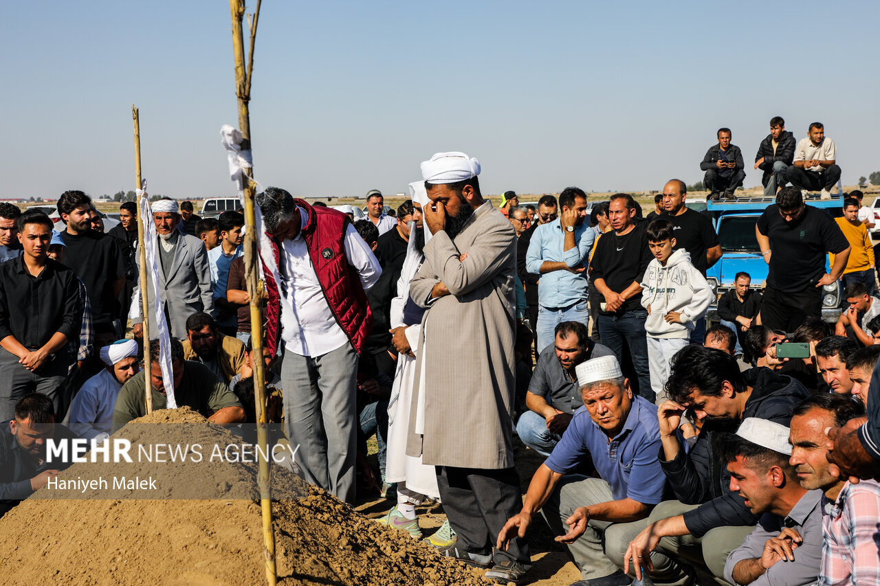 تصاویر مراسم خاکسپاری صابر کاظمی در زادگاهش