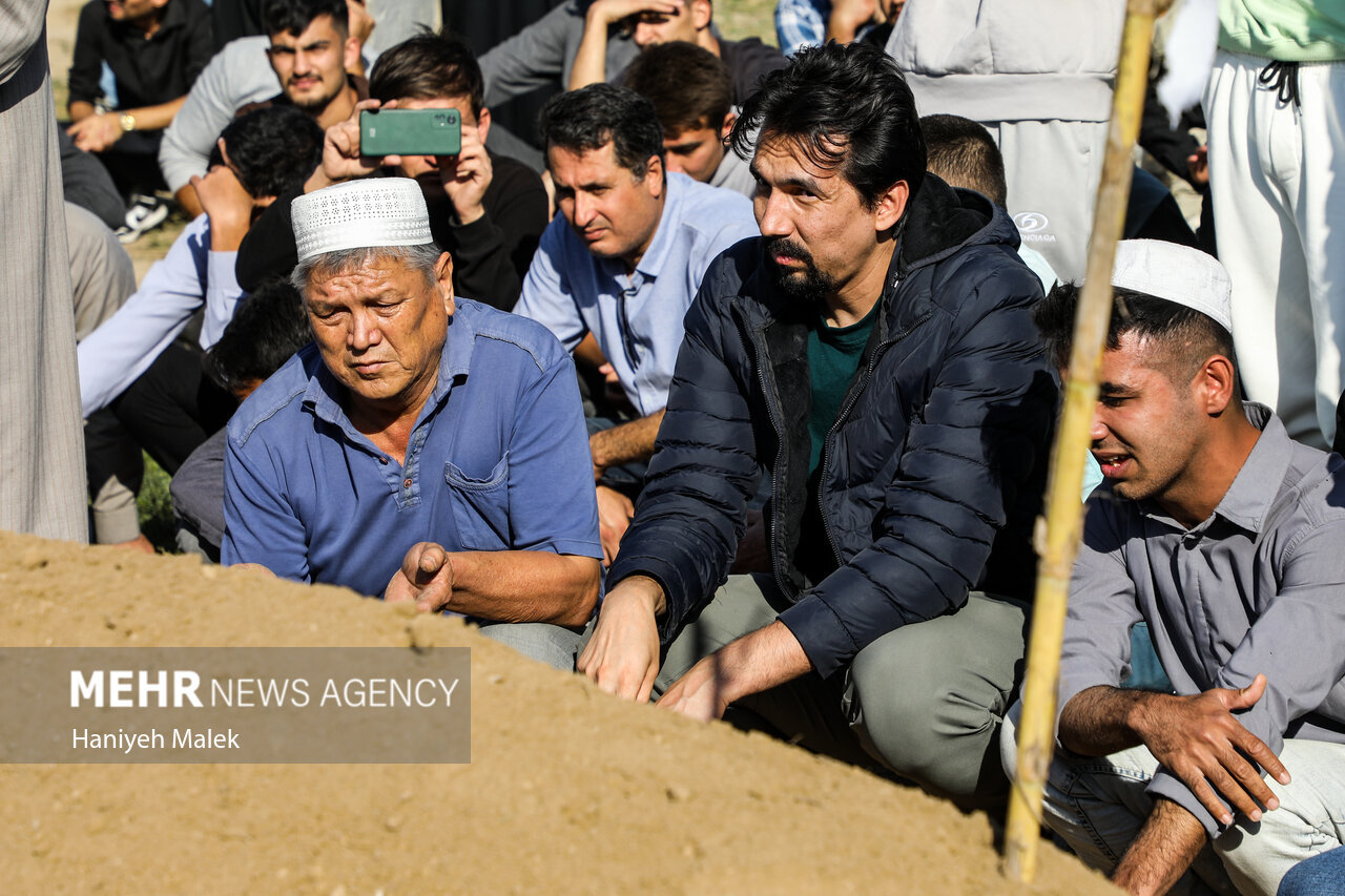 تصاویر مراسم خاکسپاری صابر کاظمی در زادگاهش