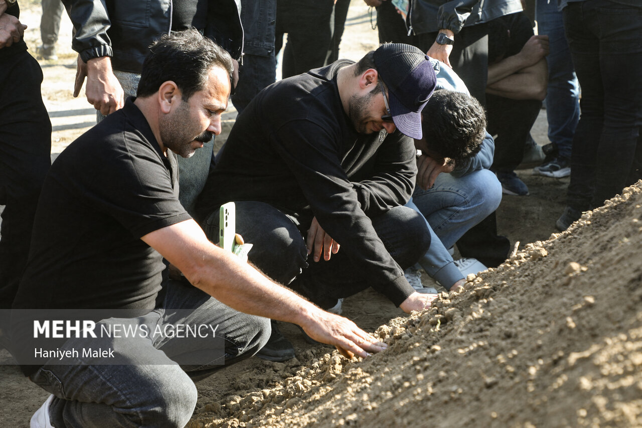 تصاویر مراسم خاکسپاری صابر کاظمی در زادگاهش