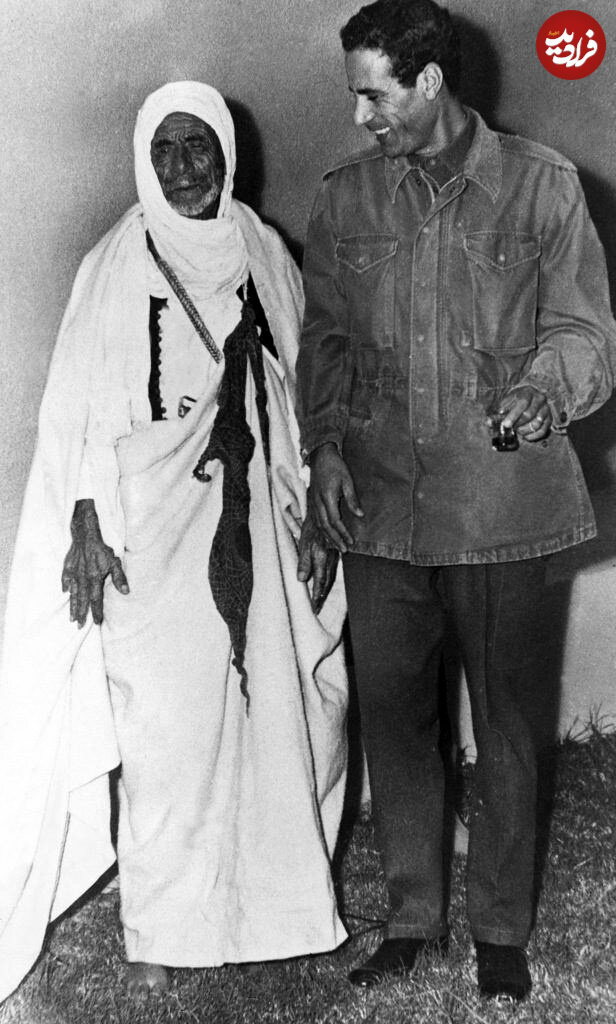 عکس/ معمر قذافی در جوانی و در کنار پدرش؛ دهه ۴۰ خورشیدی