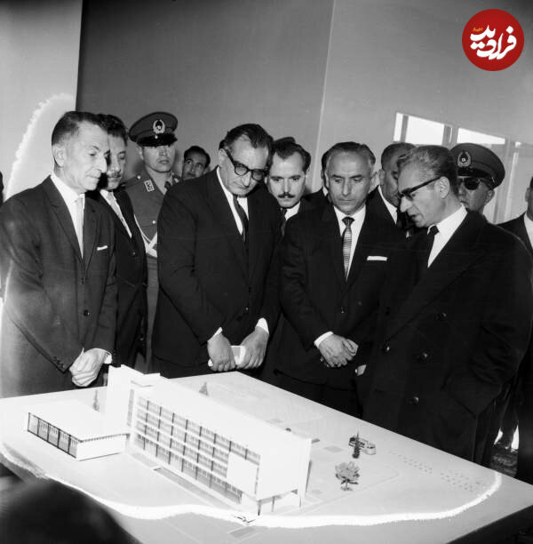 عکس/ بازدید محمدرضا پهلوی از دبیرستان البرز؛ سال ۱۳۵۳