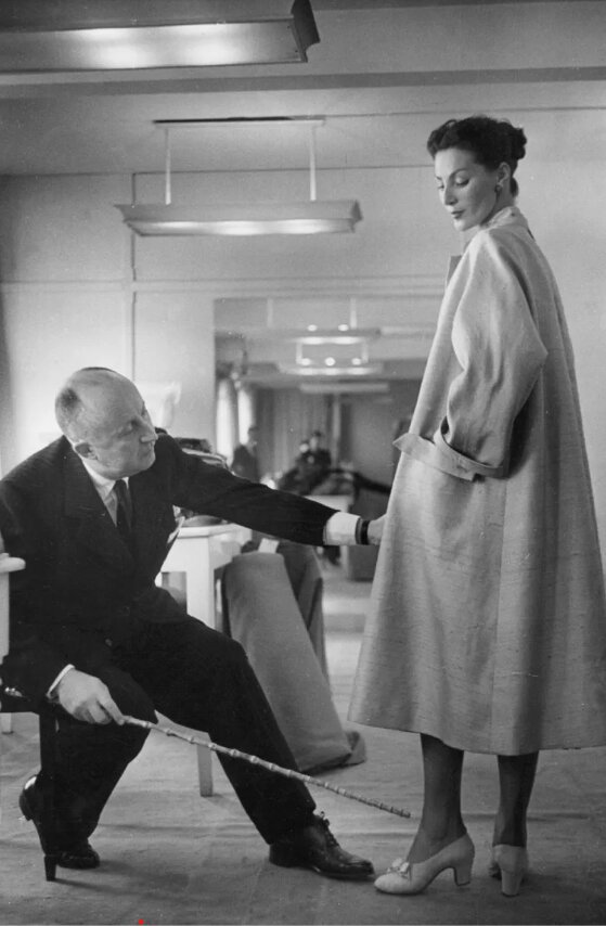 این مرد با طراحی دامن بلند زنان را به جان هم انداخت/ اکثر کارهایش را پس از گرفتن فال ورق انجام میداد