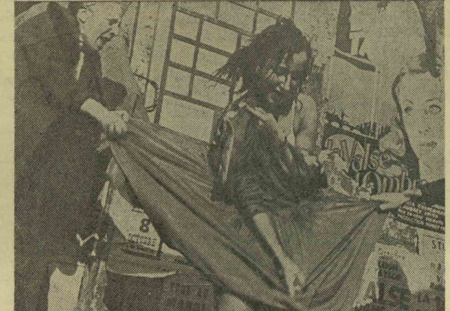 این مرد با طراحی دامن بلند زنان را به جان هم انداخت/ اکثر کارهایش را پس از گرفتن فال ورق انجام میداد