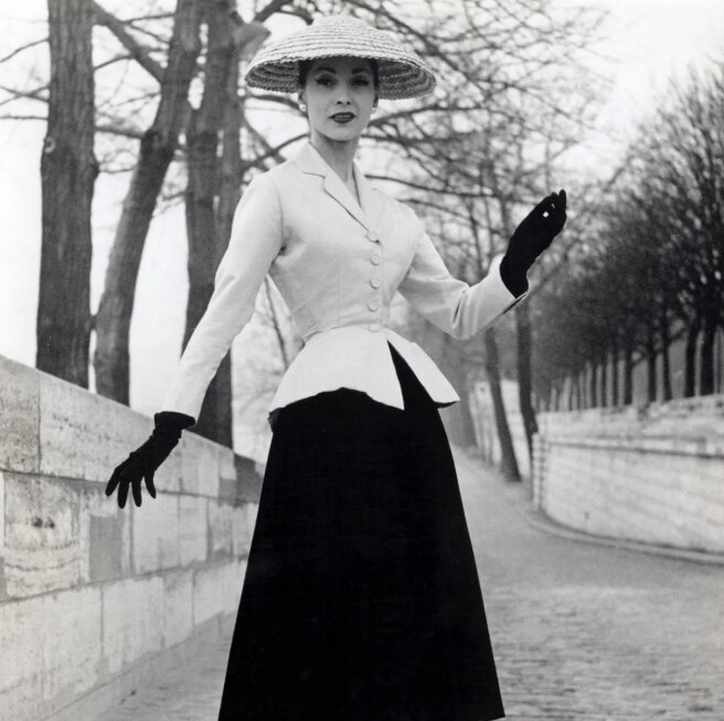 این مرد با طراحی دامن بلند زنان را به جان هم انداخت/ اکثر کارهایش را پس از گرفتن فال ورق انجام میداد