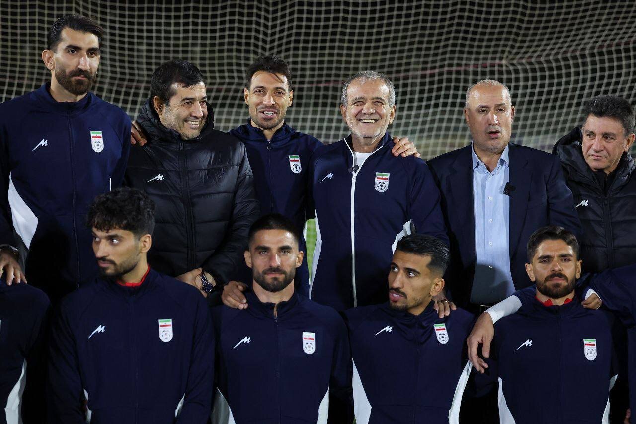 پزشکیان، امیر قلعه نویی و دنیا مالی در یک قاب تصویر/ رئیس جمهور در عکس دسته جمعی با تیم ملی پشت کدام بازیکن ایستاد؟ + تصاویر