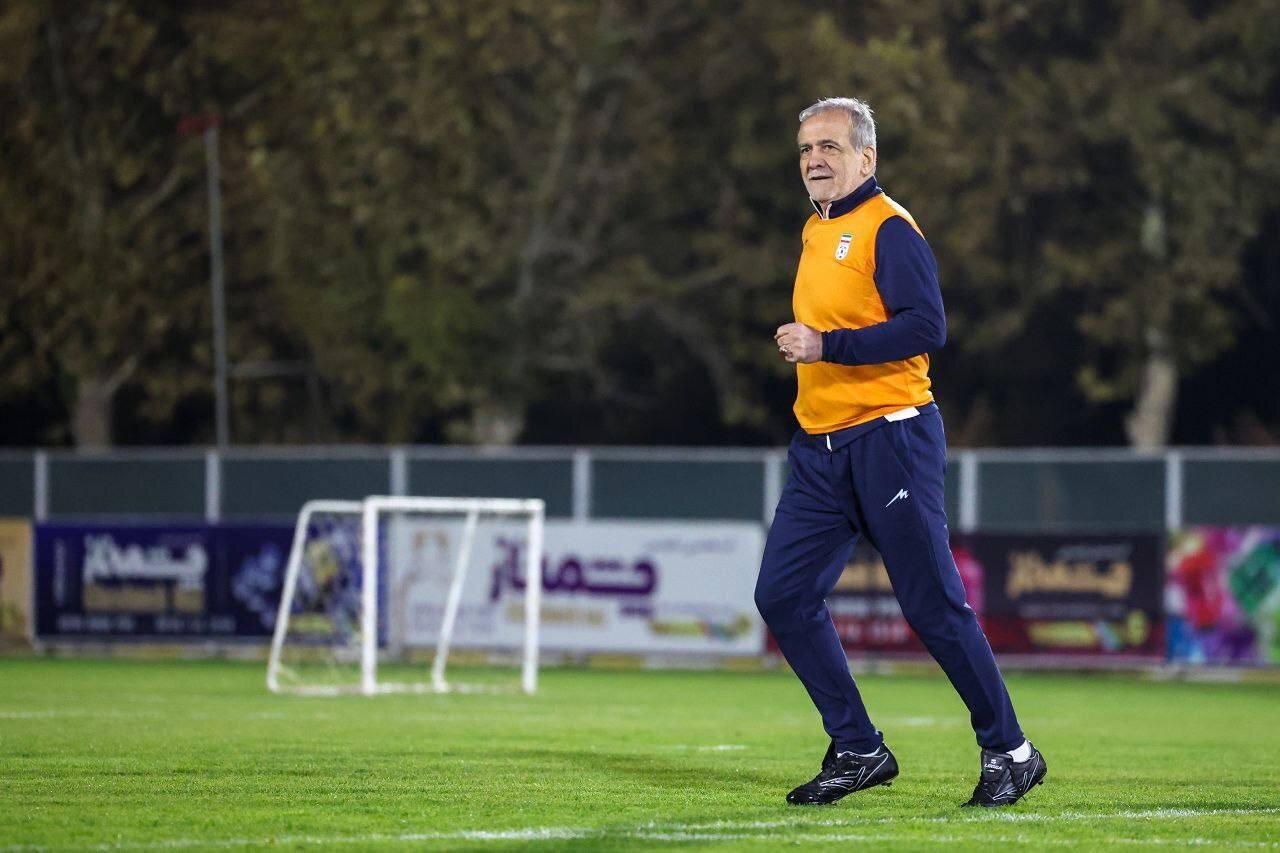 پزشکیان، امیر قلعه نویی و دنیا مالی در یک قاب تصویر/ رئیس جمهور در عکس دسته جمعی با تیم ملی پشت کدام بازیکن ایستاد؟ + تصاویر