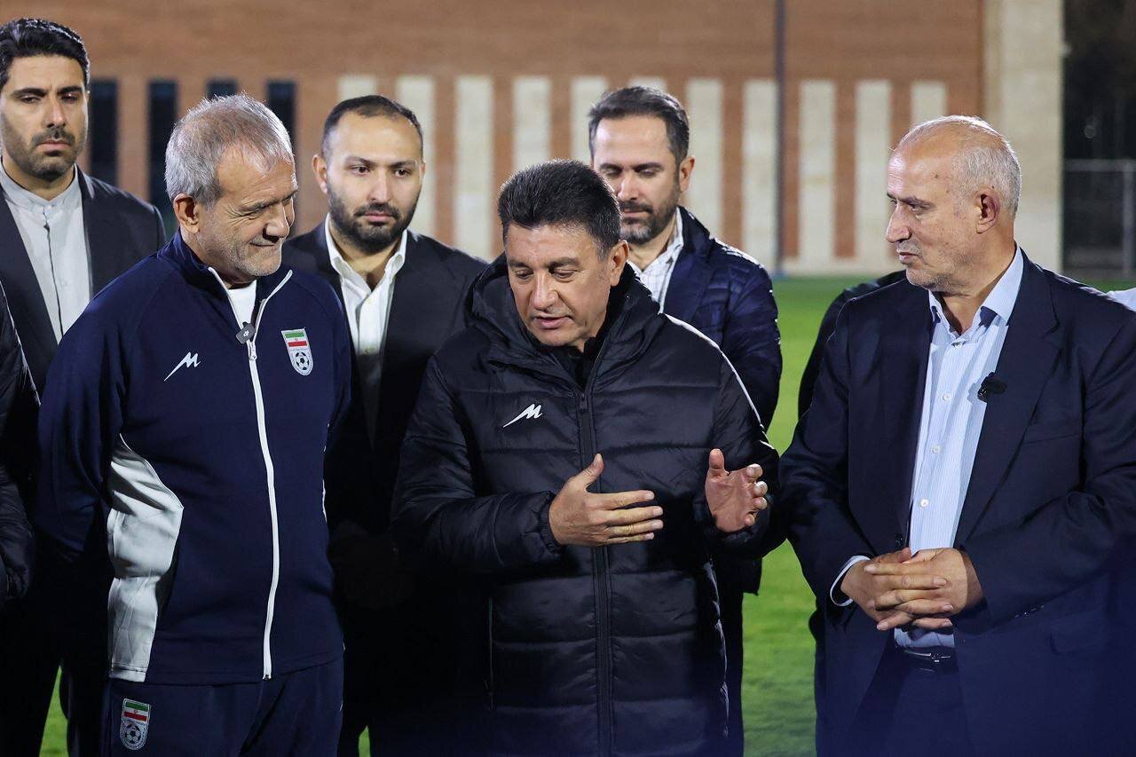 پزشکیان، امیر قلعه نویی و دنیا مالی در یک قاب تصویر/ رئیس جمهور در عکس دسته جمعی با تیم ملی پشت کدام بازیکن ایستاد؟ + تصاویر