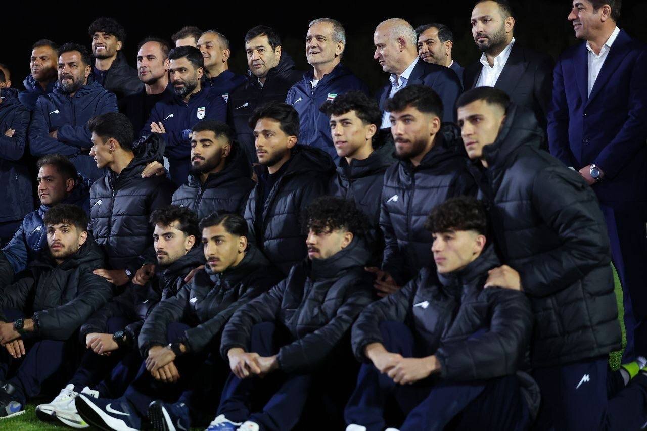 پزشکیان، امیر قلعه نویی و دنیا مالی در یک قاب تصویر/ رئیس جمهور در عکس دسته جمعی با تیم ملی پشت کدام بازیکن ایستاد؟ + تصاویر