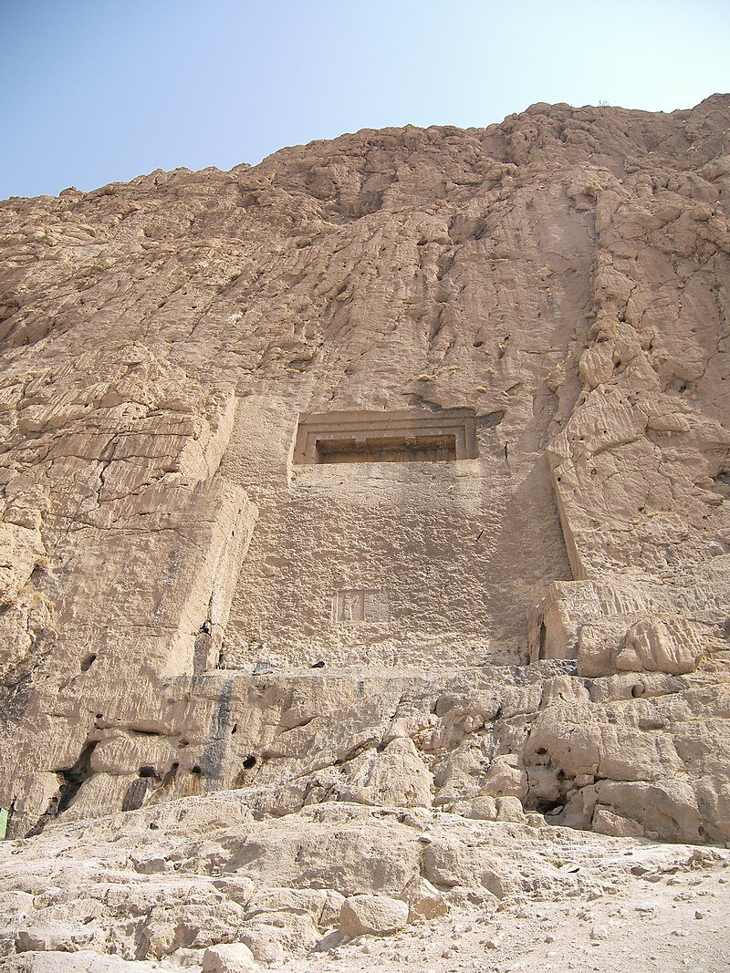 خاطرات ناصرالدین‌شاه: دست چپ، دخمه داود، مقبره سلاطین قدیم عجم است