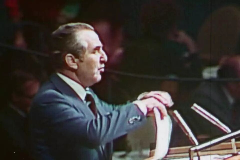 سازمان ملل صهونیسم را با نژادپرستی برابر دانست/ ملت فلسطین در مجمع عمومی به رسمیت شناخته شد/ نماینده اسرائیل با خشم قطع‌نامه را پاره کرد!