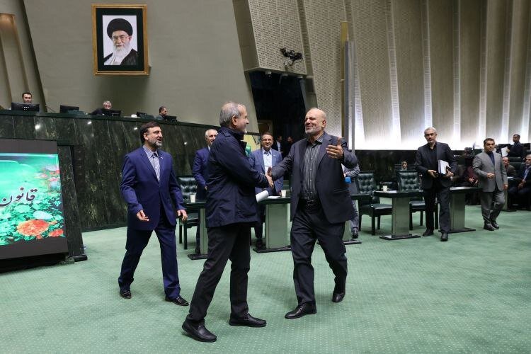 شکار لحظه‌های خاص حضور پزشکیان در جلسه علنی مجلس + عکس