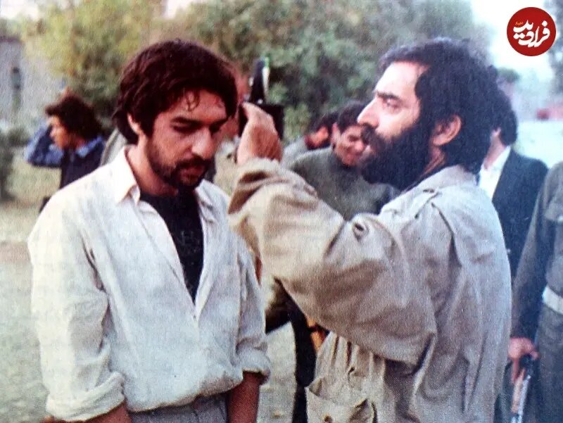 عکس/ مسعود کیمیایی در حال مرتب کردن موهای محمد صالح‌علا؛ ۴۰ سال قبل
