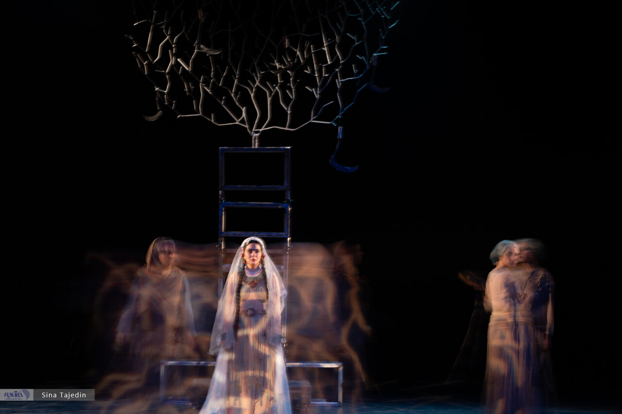 زنی که برای برگشت برکت به باغ به عقد درخت درآمد/ گزارش تصویری نمایش «عروس انار»