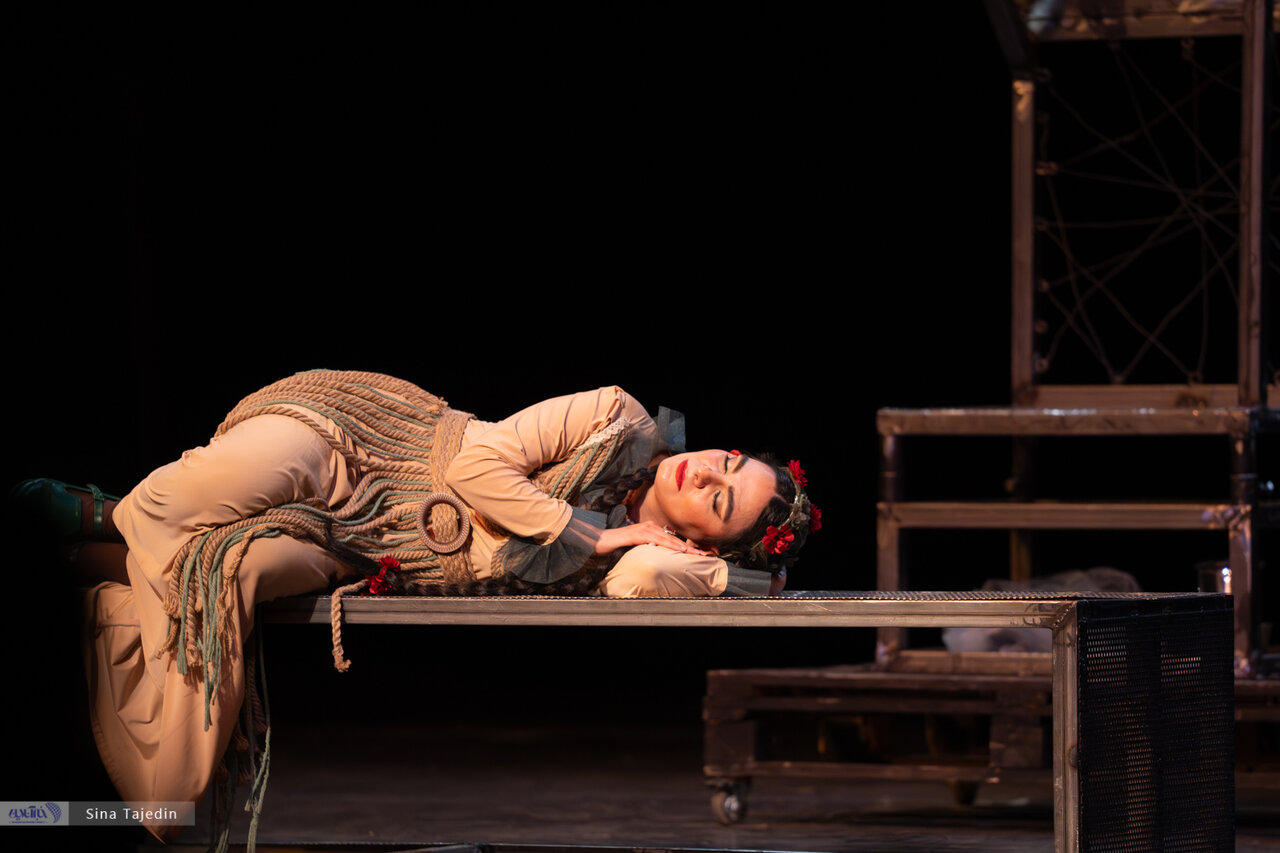 زنی که برای برگشت برکت به باغ به عقد درخت درآمد/ گزارش تصویری نمایش «عروس انار»