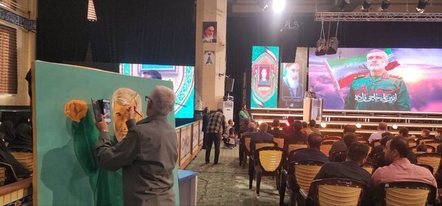 ترسیم چهره شهید حاجی زاده در حاشیه مراسم گرامیداشت شهدای هوافضای سپاه+ عکس