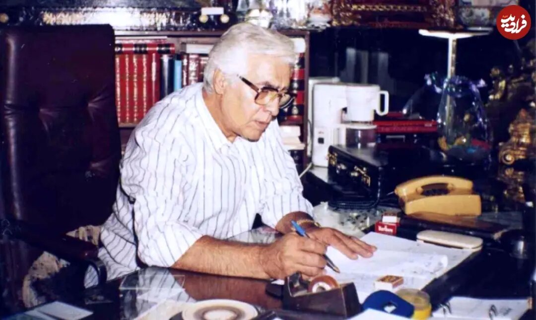 عکس/ فردین در حال حساب و کتاب در مغازه فرش‌فروشی‌اش؛ دهه ۷۰