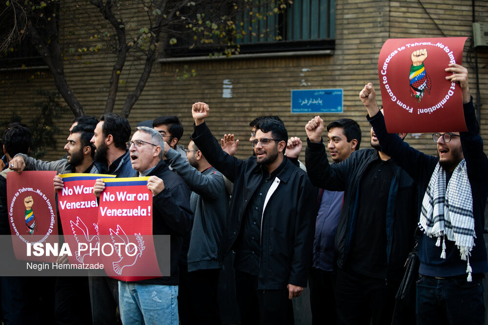 تصاویری از تجمعات دانشجویی مقابل دفتر حافظ منافع آمریکا/ شعار دانشجویان چه بود؟