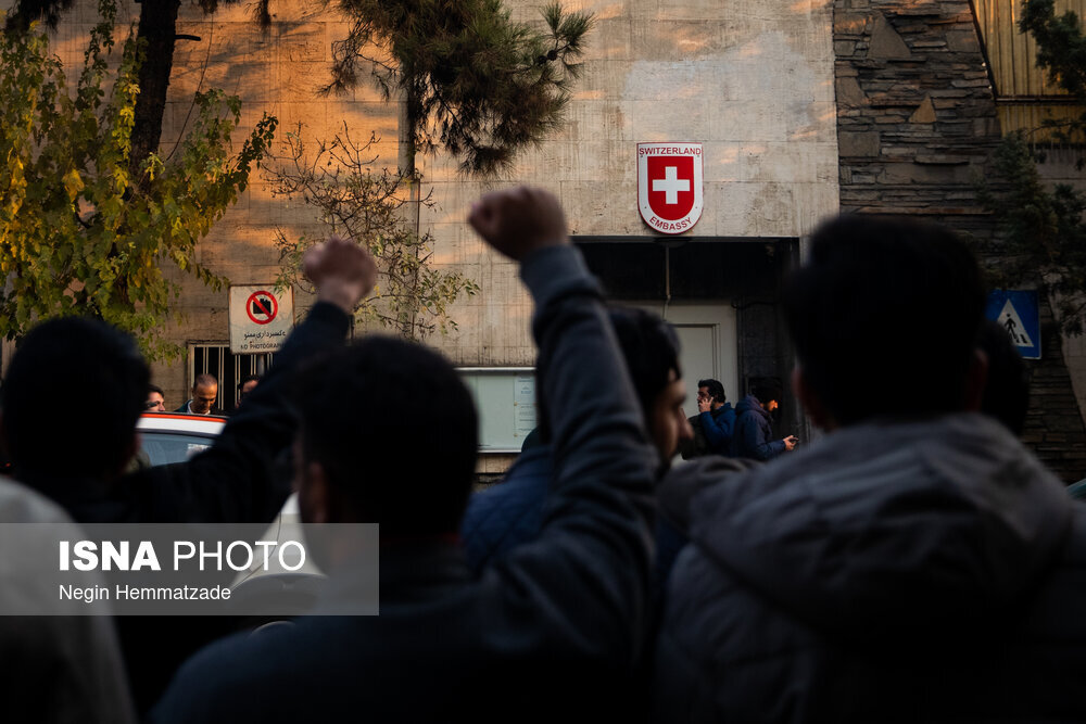 تصاویری از تجمعات دانشجویی مقابل دفتر حافظ منافع آمریکا/ شعار دانشجویان چه بود؟