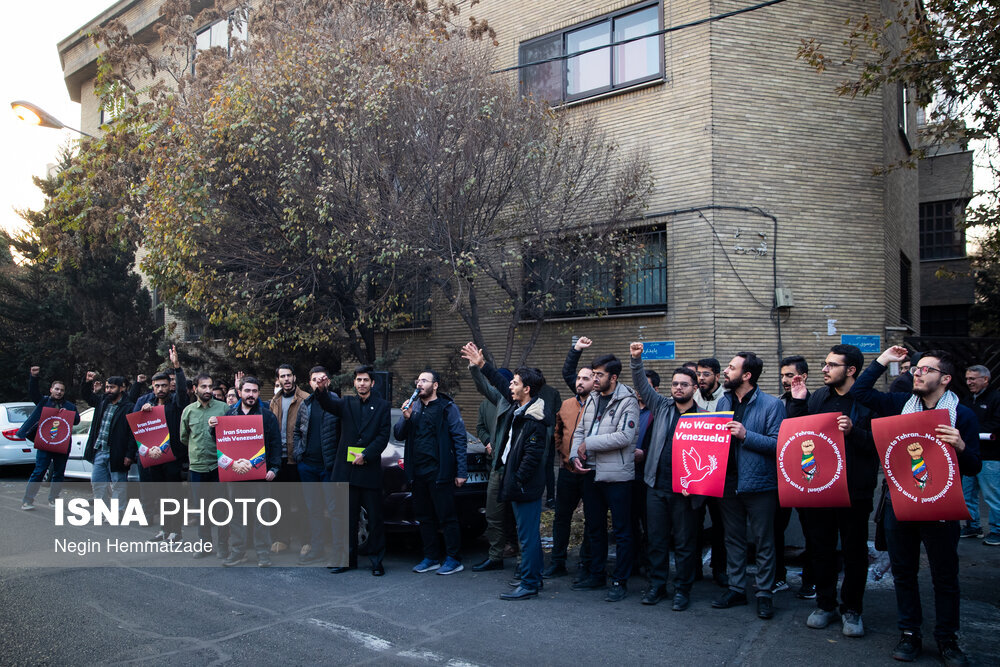 تصاویری از تجمعات دانشجویی مقابل دفتر حافظ منافع آمریکا/ شعار دانشجویان چه بود؟