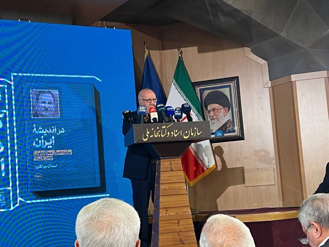 رونمایی از کتابِ اسحاق جهانگیری با حضور محمدجواد ظریف و بیژن نامدارزنگنه/ «در اندیشه ایران» نه خاطرهگوییست و نه آرزواندیشی