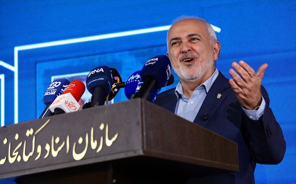 رونمایی از کتابِ اسحاق جهانگیری با حضور محمدجواد ظریف و بیژن نامدارزنگنه/ «در اندیشه ایران» نه خاطرهگوییست و نه آرزواندیشی