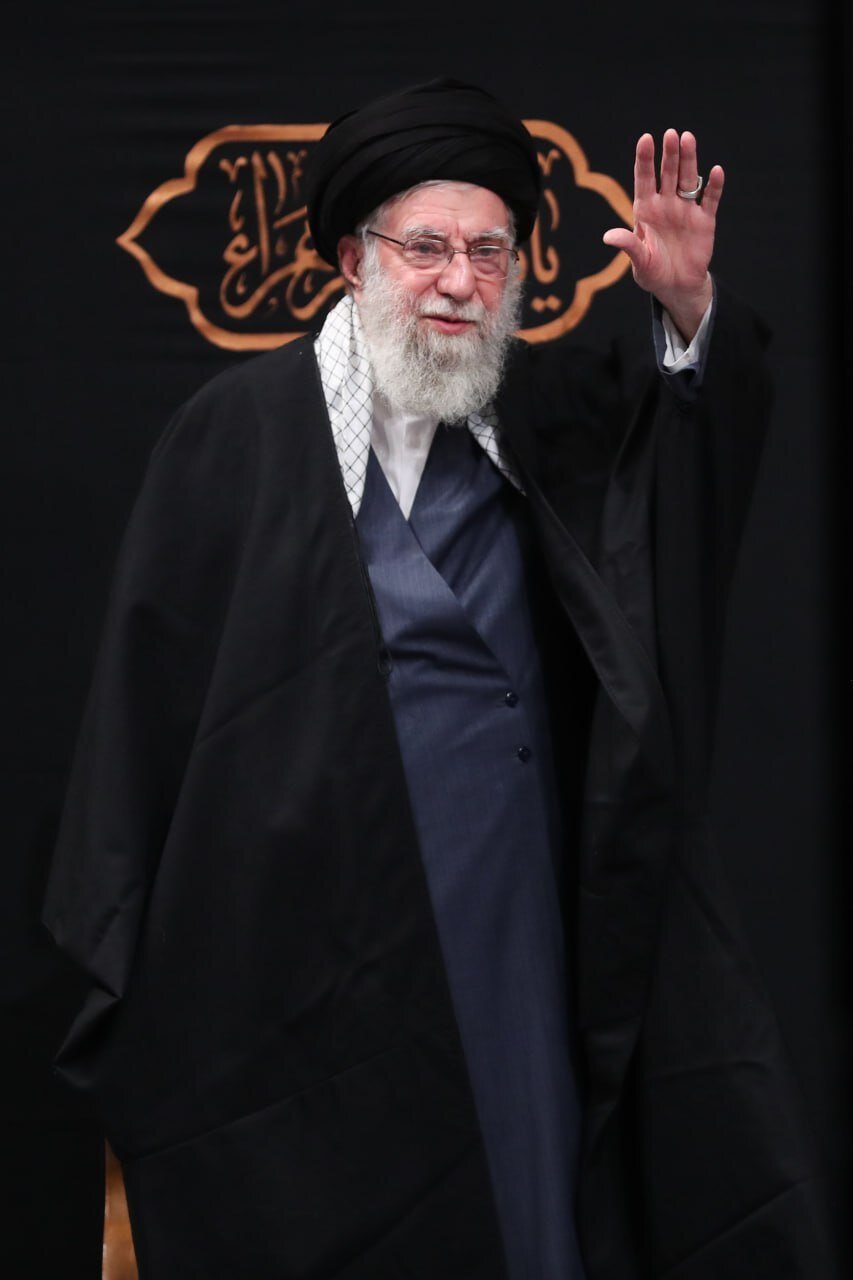 تصاویر خاص از رهبرانقلاب در اولین شب از ایام شهادت حضرت زهرا(س) + عکس