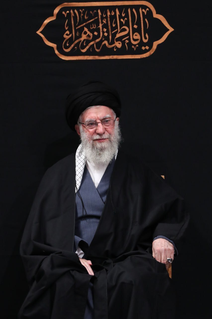 تصاویر خاص از رهبرانقلاب در اولین شب از ایام شهادت حضرت زهرا(س) + عکس