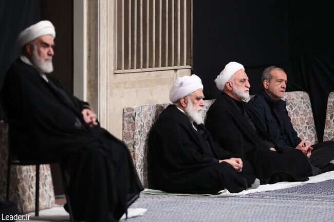 تصاویری از اولین شب مراسم عزاداری شهادت حضرت زهرا در حسینیه امام خمینی/ مداح معروف در بیت رهبری/ پزشکیان و اژه‌ای کنار هم نشستند