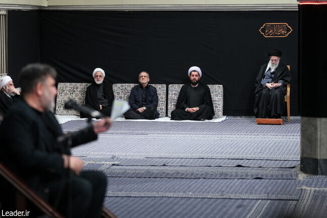 تصاویری از اولین شب مراسم عزاداری شهادت حضرت زهرا در حسینیه امام خمینی/ مداح معروف در بیت رهبری/ پزشکیان و اژه‌ای کنار هم نشستند