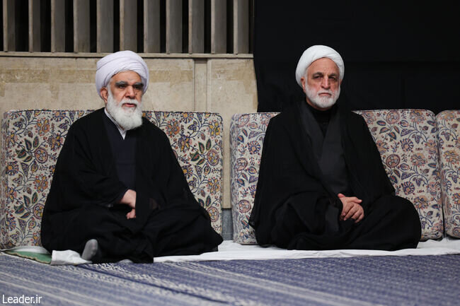 تصاویری از اولین شب مراسم عزاداری شهادت حضرت زهرا در حسینیه امام خمینی/ مداح معروف در بیت رهبری/ پزشکیان و اژه‌ای کنار هم نشستند