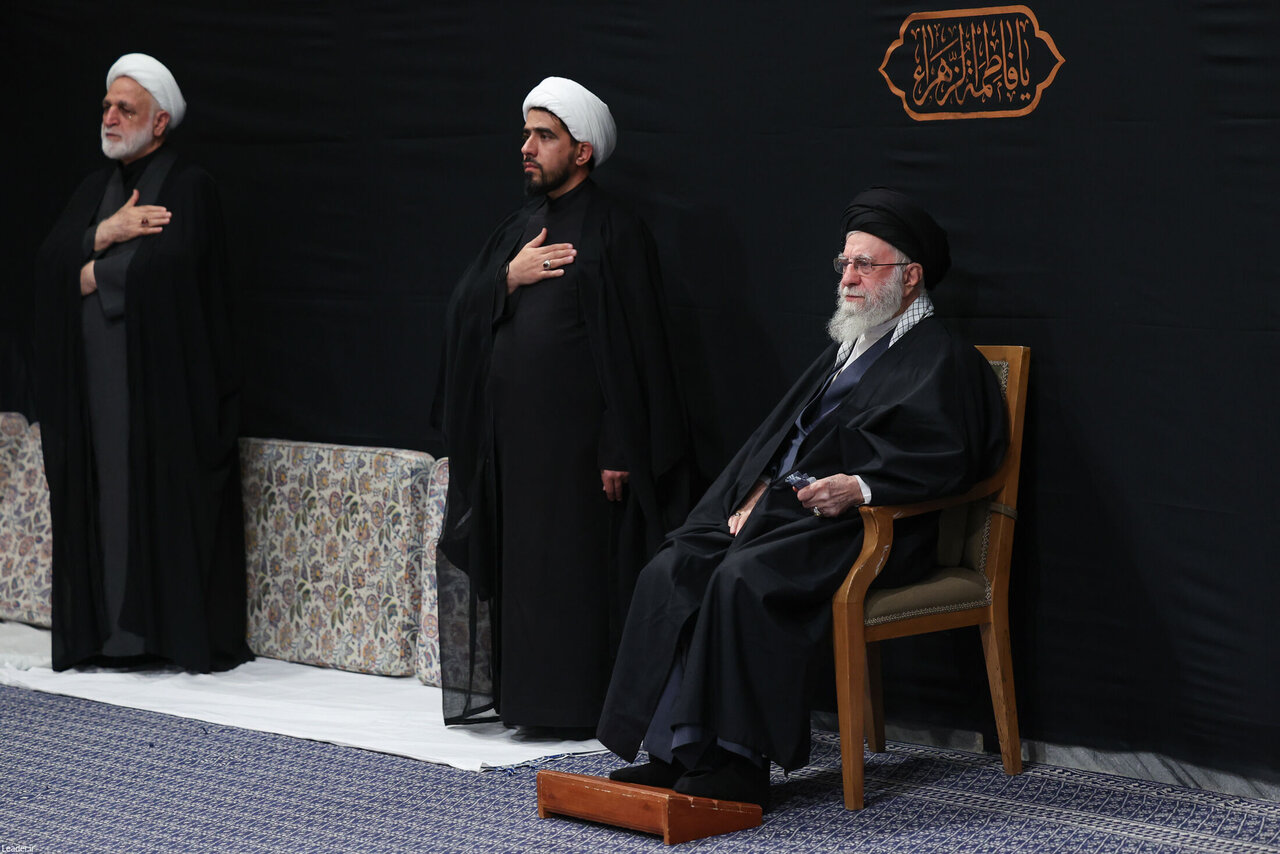 تصاویری از دومین شب عزاداری حضرت فاطمهالزهرا در حسینیه امام خمینی/ کدام مقامات لشکری و کشوری حضور داشتند؟