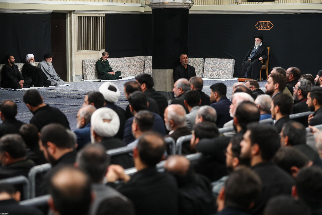 تصاویری از دومین شب عزاداری حضرت فاطمهالزهرا در حسینیه امام خمینی/ کدام مقامات لشکری و کشوری حضور داشتند؟