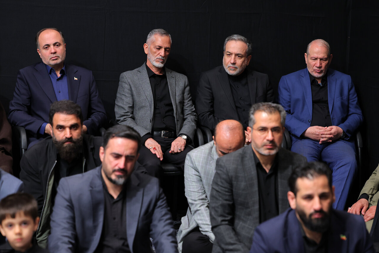 تصاویری از دومین شب عزاداری حضرت فاطمهالزهرا در حسینیه امام خمینی/ کدام مقامات لشکری و کشوری حضور داشتند؟