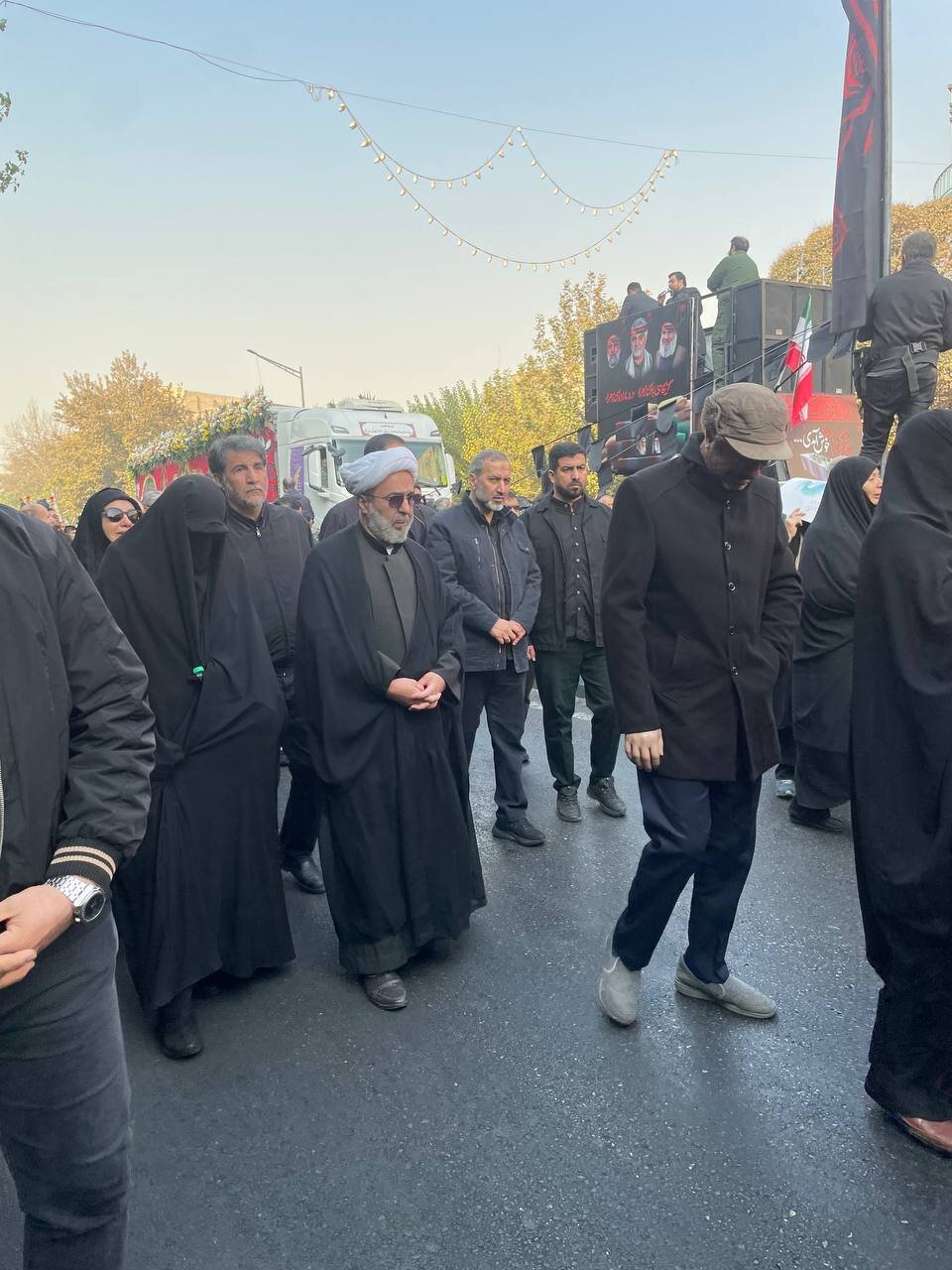 فرمانده نیروی هوا و فضای سپاه در میان مردم در مراسم تشییع شهدای گمنام + عکس