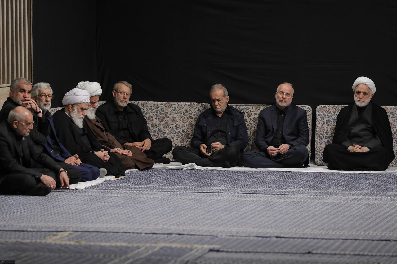 تصاویری از مراسم شب سوم عزاداری شهادت حضرت زهرا در حسینیه امام خمینی/ پزشکیان و جلیلی هم حضور داشتند