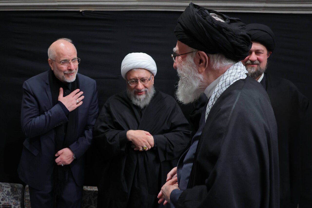 احوال پرسی رهبر انقلاب با مسئولین نظام در بدو ورود به حسینیه امام خمینی+تصاویر