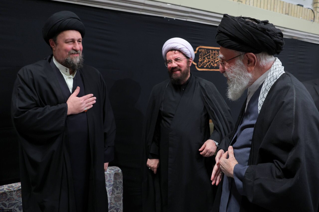 احوال پرسی رهبر انقلاب با مسئولین نظام در بدو ورود به حسینیه امام خمینی+تصاویر