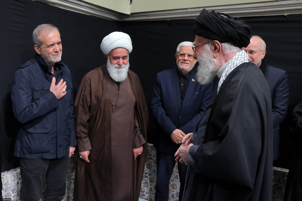 احوال پرسی رهبر انقلاب با مسئولین نظام در بدو ورود به حسینیه امام خمینی+تصاویر
