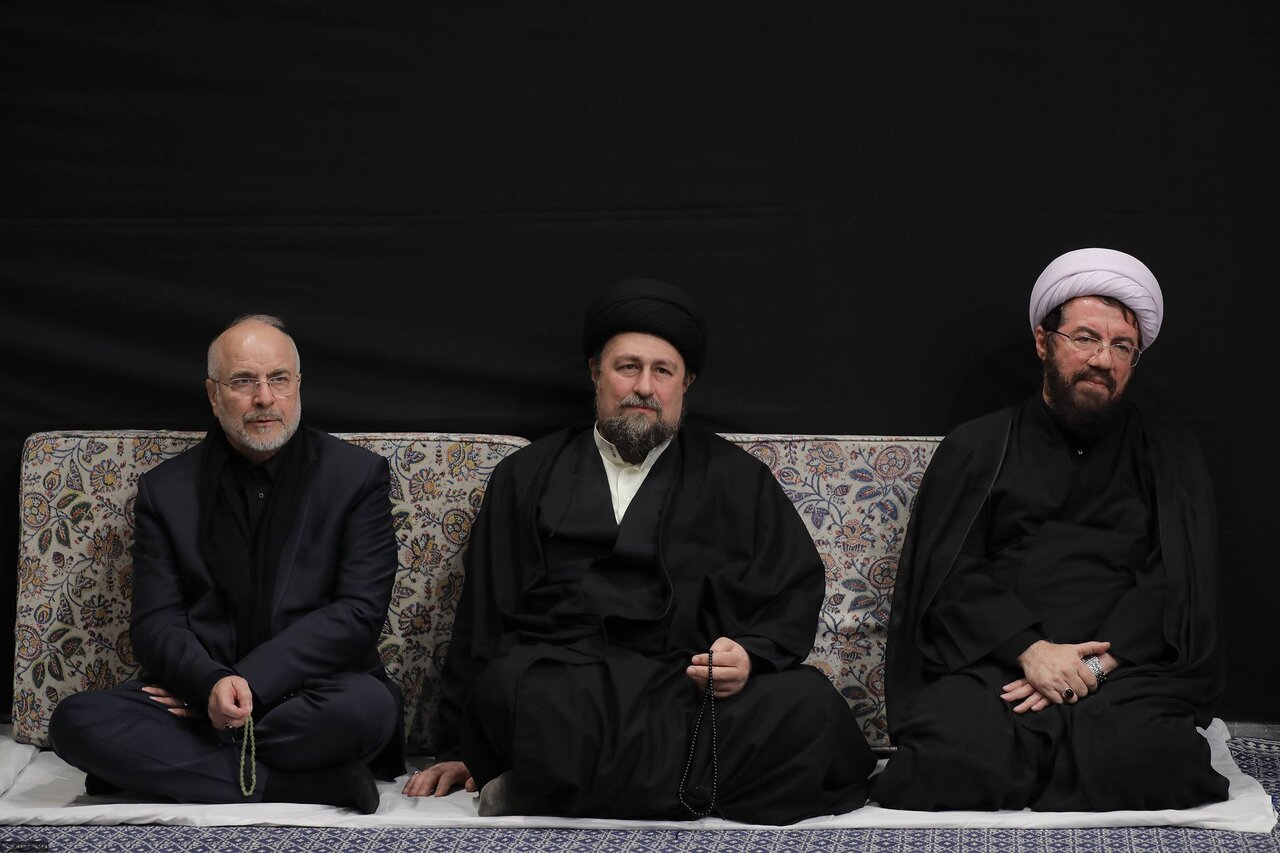 تصاویری از عزاداری در حسینیه امام خمینی/ لاریجانی و قالیباف هم بودند/ تیپ متفاوت سردار قاآنی/ نقدی هم آمد