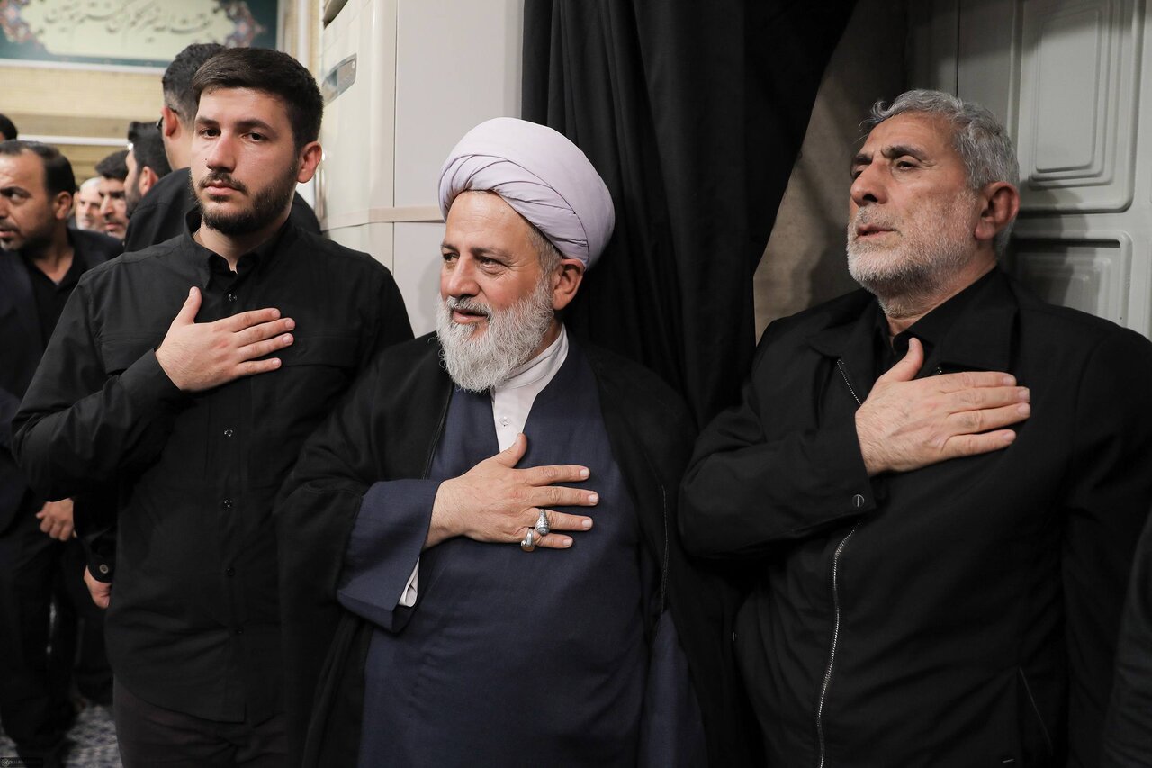 تصاویری از عزاداری در حسینیه امام خمینی/ لاریجانی و قالیباف هم بودند/ تیپ متفاوت سردار قاآنی/ نقدی هم آمد