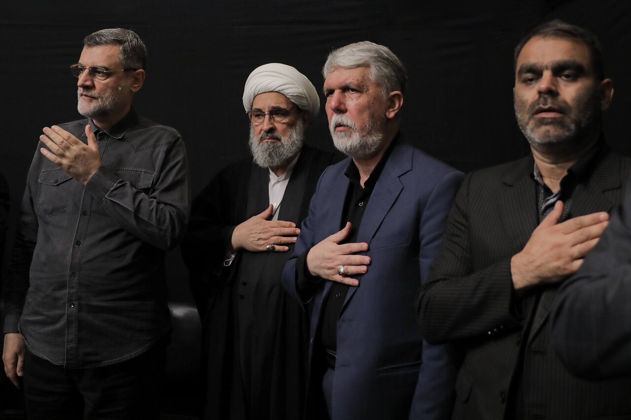 تصاویری از عزاداری در حسینیه امام خمینی/ لاریجانی و قالیباف هم بودند/ تیپ متفاوت سردار قاآنی/ نقدی هم آمد