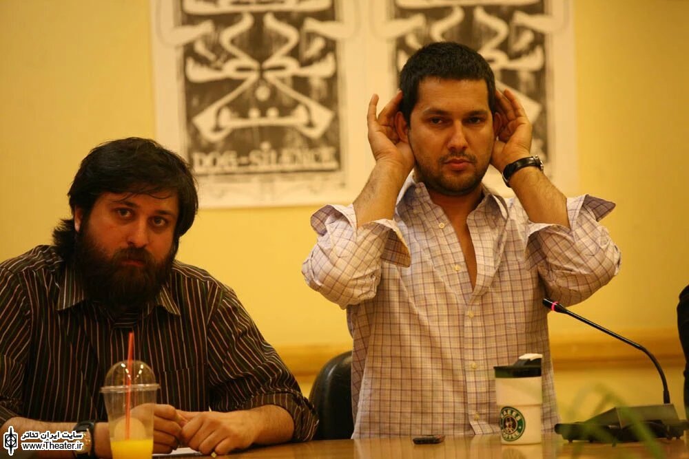 پریدن حامد بهداد روی میز در نشست خبری/ عکس