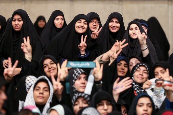 ثبت لحظات دیدنی از دیدار رهبر انقلاب با دانشآموزان + عکس