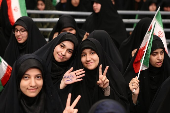 ثبت لحظات دیدنی از دیدار رهبر انقلاب با دانشآموزان + عکس