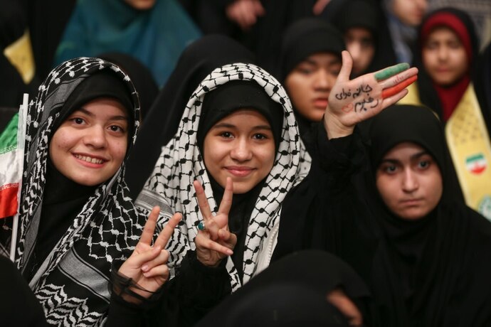 ثبت لحظات دیدنی از دیدار رهبر انقلاب با دانشآموزان + عکس