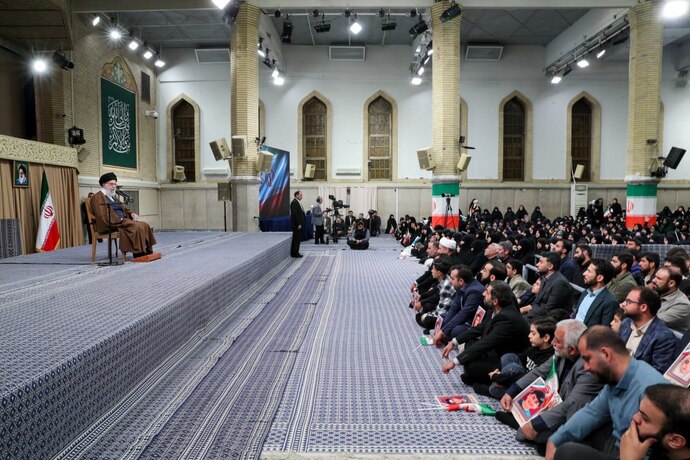 ثبت لحظات دیدنی از دیدار رهبر انقلاب با دانشآموزان + عکس