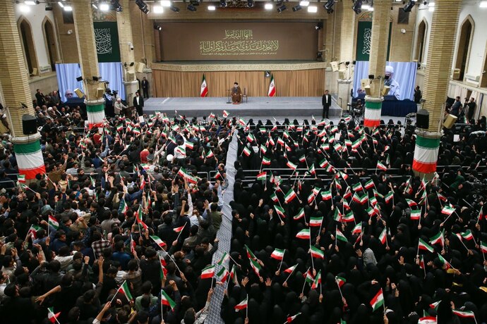 ثبت لحظات دیدنی از دیدار رهبر انقلاب با دانشآموزان + عکس