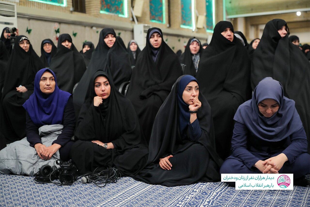 تصاویری از دیدار زنان و دختران مناطق مختلف کشور با رهبر انقلاب/ کدام یک از زنان دولتی در این مراسم حضور داشتند؟