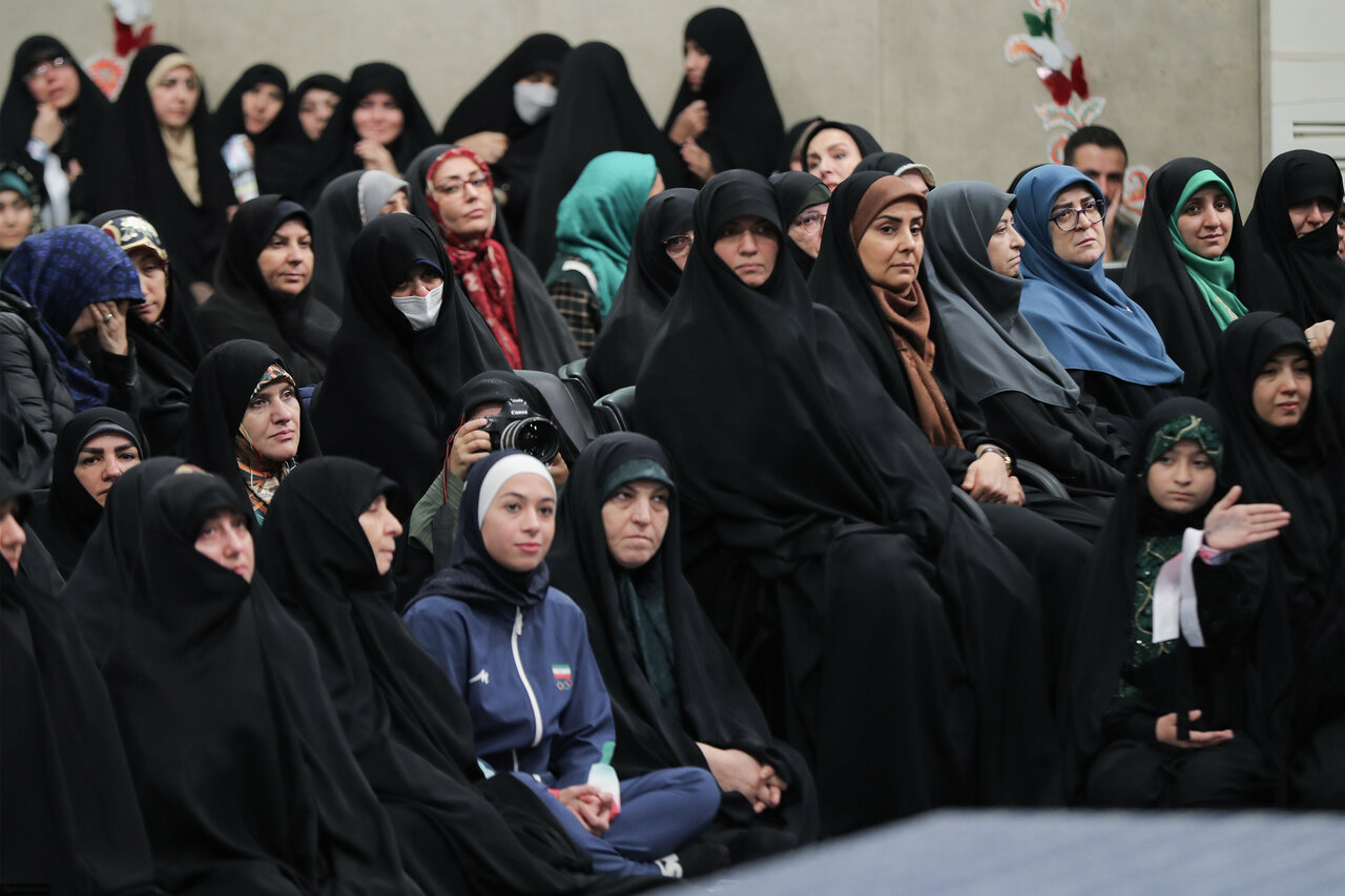 تصاویری از دیدار زنان و دختران مناطق مختلف کشور با رهبر انقلاب/ کدام یک از زنان دولتی در این مراسم حضور داشتند؟